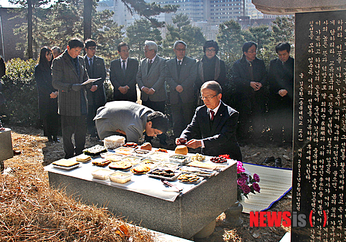 【청주=뉴시스】박세웅 기자 = 충북대 윤여표 총장을 비롯한 보직교수 등 30여명이 12일 전 재산을 장학금으로 기탁한 교육독지가들의 묘소를 찾아 성묘한 가운데 윤 총장이 술잔을 올리고 있다. 2014.02.12. (사진=충북대 제공)&nbsp;&nbsp; photo@newsis.com&nbsp; 