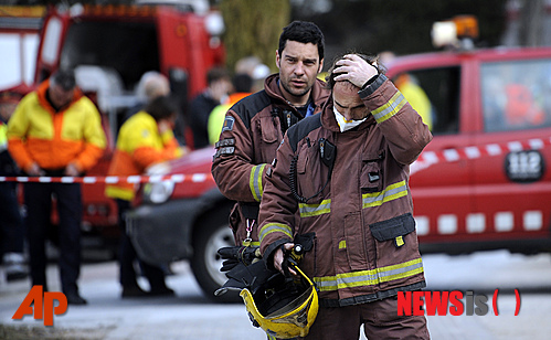 【이괄라다=AP/뉴시스】12일(현지시간) 스페인 이괄라다에 위치한 창고에서 화학공장에서 직원들이 화학물질을 트럭에 싣던 중 폭발이 일어나 2명이 가볍게 다쳤다. 하지만 주황색 유독 구름이 화학공장 인근 상공으로 퍼져나가 소방 당국이 이괄라다를 포함한 마을 5곳에 야외 활동 자제를 당부했다. 사진은 현장에 출동한 소방관이 헬멧을 벗고 있는 모습. 2015.02.13
