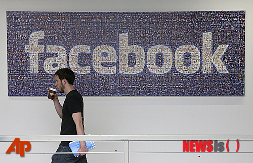 【멘로파크=AP/뉴시스】 나렌드라 모디 인도 총리가 오는 27일(현지시간) 미국 캘리포니아주(州) 멘로파크 페이스북 본사를 방문해 페이스북 창업자 및 최고경영자(CEO) 마크 저커버그와 타운홀 미팅을 갖는다. 사진은 지난 2013년 3월14일 페이스북 본사에 있는 회사 간판을 지나가는 페이스북 직원의 모습. 2015.09.14