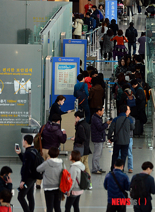 【인천공항=뉴시스】조성봉 기자 = 설연휴를 닷새 앞둔 13일 오후&nbsp; 인천국제공항 출국장이 여행객들로 북적이고 있다.&nbsp;&nbsp; 인천국제공항공사는 설 연휴기간동안 작년보다 12.6% 늘어난 7만 6천여명이 인천공항을 이용할 것으로 전망했다. 2015.02.13.&nbsp;&nbsp; suncho21@newsis.com
