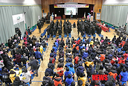 【울산=뉴시스】고은희 기자 = 13일 울산 울주군 언양초등학교 강당에서 자랑스러운 100회 졸업식이 거행되고 있다. 2015.02.13. (사진=울산교육청 제공) photo@newsis.com