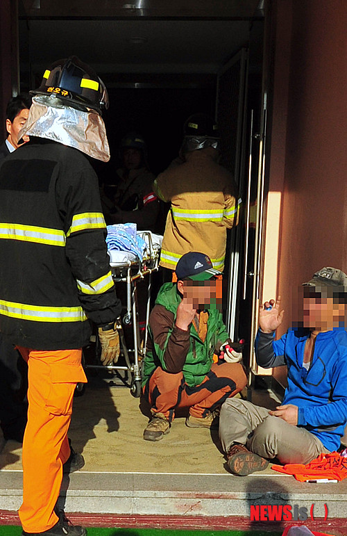 【경주=뉴시스】박문호 기자 = 14일 오후 3시 15분께 경북 경주시 마동 코오롱호텔에서 유리섬유 철거작업 중 소화설비 파손으로 이산화탄소 가스가 누출돼 출동한 소방 공무원들이 현장을 수습하고 있다.&nbsp;&nbsp; 이날 사고는 호텔 지하 1층에서 보온단열제 교체 공사 도중 이산화탄소 가스가 다량 누출돼 작업 중이던 근로자 1명은 가스에 질식해 숨지고 6명은 병원에서 치료를 받고 있다. 2015.02.14.&nbsp;&nbsp; go2@newsis.com