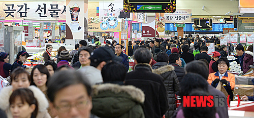 【서울=뉴시스】조수정 기자 = 설 명절을 앞두고 15일 오전 서울 서초구 농협하나로클럽 양재점에서 과일과 제수용품 등을 구매하려는 소비자들이 인산인해를 이루고 있다. 2015.02.15.&nbsp; chocrystal@newsis.com
