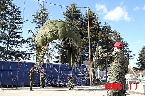 【서울=뉴시스】박주성 기자 = 낙하산을 이용해 공중으로 침투하는 특전용사에게 낙하산을 지원하는 육군특수전사령부 7공수특전여단 장비정비중대 정비병들이 낙하산을 회수하고 이물질을 털고 있다. 2015.02.15. (사진=육군 7공수특전여단 제공)&nbsp; park7691@newsis.com 