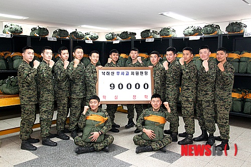 【서울=뉴시스】박주성 기자 = 낙하산을 이용해 공중으로 침투하는 특전용사에게 낙하산을 지원하는 육군특수전사령부 7공수특전여단 장비정비중대 정비병들이 낙하산 무사고 9만 개 지원을 달성하고 기념촬영을 하고 있다. 2015.02.15. (사진=육군 7공수특전여단 제공)&nbsp; park7691@newsis.com 