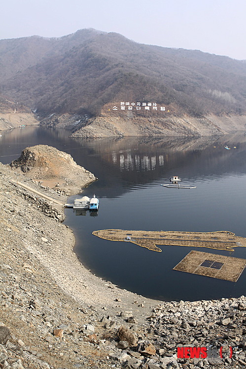【춘천=뉴시스】한윤식 기자 = 15일 강원 춘천의 소양강댐 수위가 40년만에 최저를 기록하는 등 강원지역에 겨울 가뭄이 지속되면서 식수난은 물론 봄철 영농차질이 우려되고 있다. 2015.02.15.&nbsp;&nbsp; ysh@newsis.com