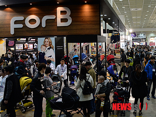 【서울=뉴시스】조수정 기자 = 베이비페어 마지막날인 15일 오후 서울 삼성동 코엑스에서 출산, 육아용품을 구매하려는 방문객들이 인산인해를 이루고 있다. 2015.02.15.&nbsp; chocrystal@newsis.com