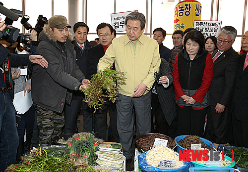 【하남=뉴시스】서재훈 기자 = 설 명절을 앞두고 김무성 새누리당 대표가 15일 오후 경기도 하남시 신장전전통시장 야채가게를 들러 미나리를 살펴보고 있다.&nbsp; 이날 김 대표는 원유철 정책위의장, 이정현 최고위원 등 주요 당직자들과 함께 전통시장을 들러본 뒤 당 중소기업-소상공인 특별위원회 제2차 회의를 현지에서 가졌다. 2015.02.15.&nbsp; photo@newsis.com