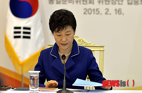 【서울=뉴시스】김영욱 기자 = 박근혜 대통령이 16일 오전 청와대에서 열린 통일준비위원회 위원장단 집중토론회의에 참석, 모두발언을 마친 후 자료를 살펴보고 있다. 2015.02.16.&nbsp; mirage@newsis.com