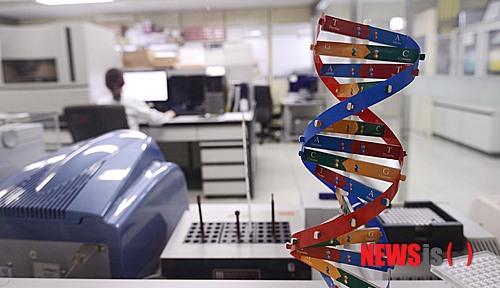 【서울=뉴시스】김인철 기자 = 16일 오전 서울 서초구 대검찰청 디지털포렌식센터에서 과학수사부 출범식이 열렸다. 과학수사부는 과학수사1과, 과학수사2과, 디지털수사과, 사이버수사과 등 4개 과와 이를 총괄·관리하는 과학수사기획관실 등 검사 6명, 전문 인력 124명 등 총 130명으로 구성됐다. 사진은 서울 서초구 대검찰청 국가디지털포렌식센터 DNA 포렌식 연구실. 2015.02.16.&nbsp;&nbsp; yatoya@newsis.com