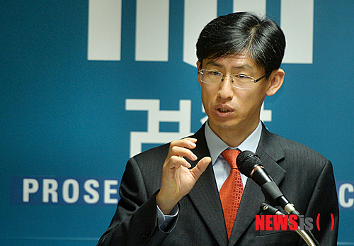 【광주=뉴시스】배동민 기자 = 광주지검 김종범 특수부장 검사가 16일 오전 5층 회의실에서 '한전 전산조작 입찰비리 사건'의 중간 수사 결과를 발표하고 있다.&nbsp; 검찰은 이날 한전KDN에 파견 근무하면서 입찰시스템 서버에 접속해 낙찰가를 알아내거나 조작하는 방법으로 특정 회사를 공사업체로 선정하고 돈을 받아온 전·현직 한전KDN 파견업체 직원 4명 등 6명을 구속기소했다고 밝혔다. 2015.02.16.&nbsp; guggy@newsis.com