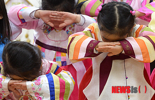 【대전=뉴시스】함형서 기자 = 설 명절을 앞둔 16일 오후 대전 유성구 우리어린이집 아이들이 한복을 입고 세배 연습을 하고 있다. 2015.02.16.&nbsp; foodwork23@newsis.com 
