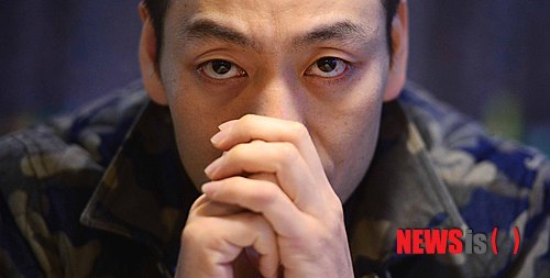 【서울=뉴시스】전신 기자 = 연극 '유도소년' 주인공 '경찬'역에 트리플 캐스팅된 배우 박해수가 16일 오후 서울 대학로 한 카페에서 인터뷰 전 포즈를 취하고 있다. 연극 '유도소년'은 1997년을 배경으로 슬럼프를 겪는 고교 유도선수 '경찬'이 엉겁결에 고교전국체전에 출전하게 되면서 벌어지는 이야기를 담고 있다. 2015.02.16. photo1006@newsis.com