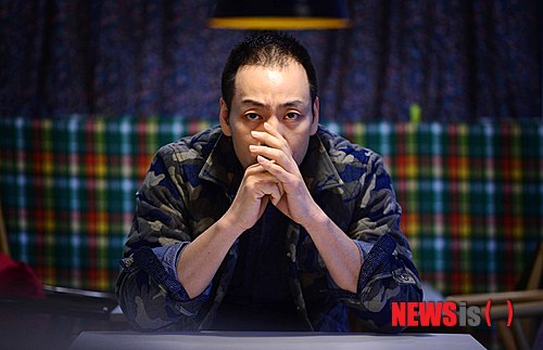 【서울=뉴시스】전신 기자 = 연극 '유도소년' 주인공 '경찬'역에 트리플 캐스팅된 배우 박해수가 16일 오후 서울 대학로 한 카페에서 인터뷰 전 포즈를 취하고 있다. 연극 '유도소년'은 1997년을 배경으로 슬럼프를 겪는 고교 유도선수 '경찬'이 엉겁결에 고교전국체전에 출전하게 되면서 벌어지는 이야기를 담고 있다. 2015.02.16. photo1006@newsis.com