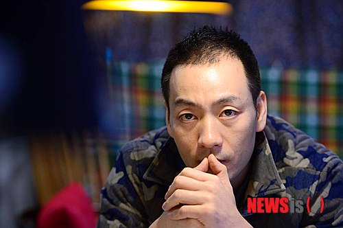 【서울=뉴시스】전신 기자 = 연극 '유도소년' 주인공 '경찬'역에 트리플 캐스팅된 배우 박해수가 16일 오후 서울 대학로 한 카페에서 인터뷰 전 포즈를 취하고 있다. 연극 '유도소년'은 1997년을 배경으로 슬럼프를 겪는 고교 유도선수 '경찬'이 엉겁결에 고교전국체전에 출전하게 되면서 벌어지는 이야기를 담고 있다. 2015.02.16. photo1006@newsis.com