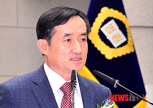 【서울=뉴시스】박동욱 기자 = 지난 2015년 2월17일 오전 서울 서초구 대법원에서 열린 신영철 대법관 퇴임식에서 신 대법관이 퇴임사를 하고 있다. 2015.02.17. fufus@newsis.com