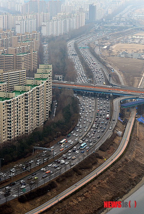 【서울=뉴시스】조종원 기자 = 설명절을 이틀 앞둔 17일 오후 서울 올림픽대로가 고향으로 향하는 귀성 차량들로 북적이고 있다. 2015.02.17.&nbsp; choswat@newssis.com