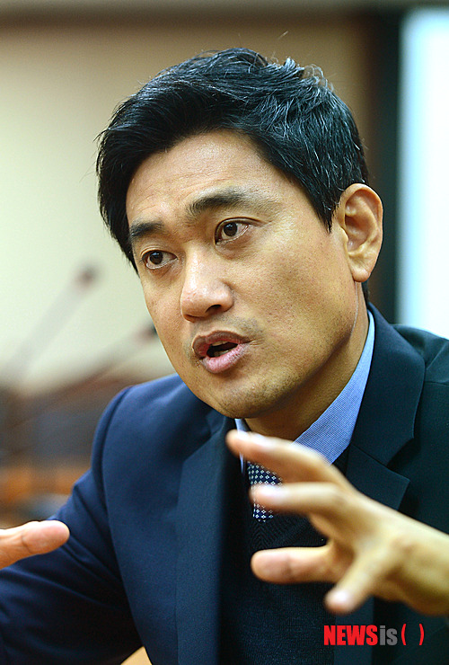 【서울=뉴시스】전진환 기자 = 4.29 보궐선거 서울 관악을에 공천이 확정된 오신환 관악을 당협위원장이 17일 오후 서울 여의도 당사에서 뉴시스통신사와 인터뷰를 하고 있다. 2015.02.20.&nbsp; amin2@newsis.com