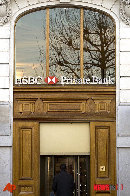 【제네바=AP/뉴시스】지난 2009년 12월9일 자료사진으로 스위스 제네바 께윌슨에 있는 HSBC의 스위스 제네바 지점의 정문. 영국 최대 은행 HSBC의 스위스 제네바 지점이 전 세계 부자들의 탈세와 마약 밀매업자와 무기 거래상의 자금 은닉까지 방조한 사실이 드러나자 스위스 검찰이 18일 HSBC의 스위스 지점을 압수 수색하고 돈 세탁 의혹 조사에 착수했다. 2015.02.18