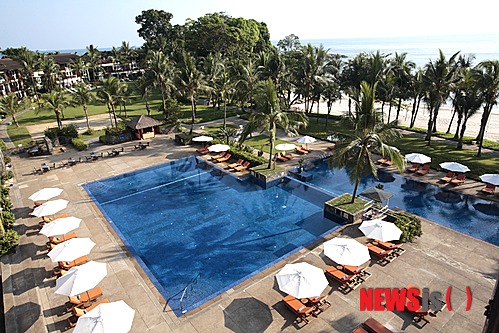 【서울=뉴시스】클럽메드 빈탄 아일랜드가 최근 ‘2015 트래블러스 초이스 어워즈’에서 ‘인도네시아 가족 호텔’ 부문 1위로 선정됐다. 사진은 리조트 야외 수영장 전경