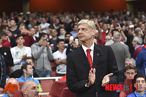 【서울=뉴시스】21일 미국 스포츠 전문 매체 ESPN에 따르면 아르센 벵거(66) 감독은 "프리미어리그에서 유능한 공격진이라면 시즌 동안 70골에서 100골은 넣어야 한다"며 "우리는 아직 거기에 미치지 못하지만 지금 공격진은 앙리 시절이 후 최고다"고 밝혔다. 사진은 지난해 10월1일 갈라타사라이(터키)와의 챔피언스리그 조별 경기에서 박수를 치즌 벵거 감독의 모습. 2015.02.21.
