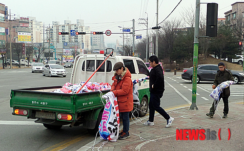 【청주=뉴시스】천영준 기자 = 2일 충북 청주시에 따르면 불법 광고물 수거보상제가 시행 3년 만에 정착 단계에 접어들었다. 예산의 조기 소진에 따른 단속 공백 등의 문제가 발생하지 않을 것으로 보인다. 사진은 청주시청 공무원들이 불법 현수막을 수거하는 모습. 2017.11.2. (사진=뉴시스 DB) photo@newsis.com