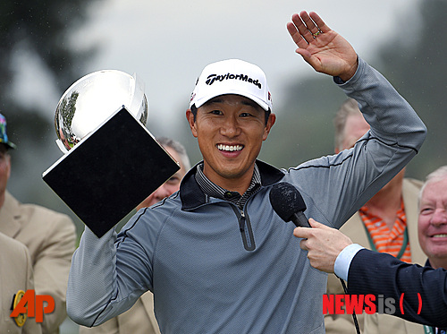 【로스앤젤레스=AP/뉴시스】 재미동포 제임스 한(34·한국명 한재웅)이 23일(한국시간) 미국 캘리포니아주 로스앤젤레스의 리비에라CC(파71·7349야드)에서 열린 PGA투어 노던트러스트오픈(총상금 670만 달러) 4라운드에서 연장 접전 끝에 더스틴 존슨(31·미국)을 따돌리고 극적인 우승을 차지한 뒤 시상식에서 트로피를 들고 인터뷰하고 있다.