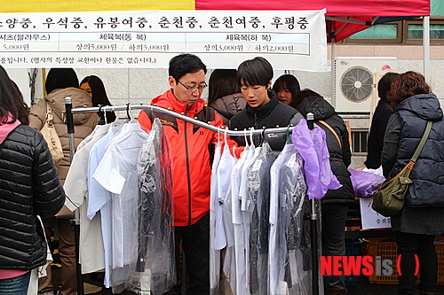 【춘천=뉴시스】박혜미 기자 = 강원 춘천시 운교동 아름다운가게 춘천점에서 23일부터 28일까지 중고 교복을 저렴하게 판매하는 '2015 강원교복은행 교복특별전'이 열려 부모와 학생들이 교복을 고르고 있다. 2015.02.23. (사진=춘천지역자활센터 제공)&nbsp;&nbsp; photo@newsis.com