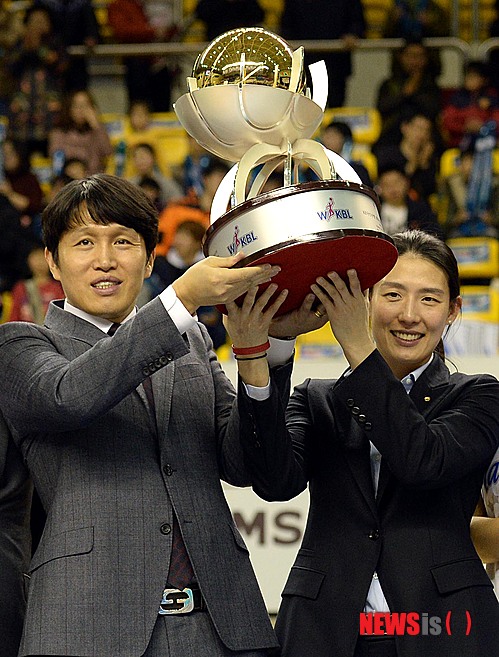 【춘천=뉴시스】박영태 기자 = 23일 오후 강원도 춘천시 호반체육관에서 열린 2014-2015 여자 프로농구 우리은행과 KDB생명 경기, 우리은행이 KDB에 74대 71로 승리해 정규리그 우승을 차지한 후 위성우 감독과 전주원 코치가 우승트로피를 들고 환호하고 있다. 2015.02.23. since1999@newsis.com