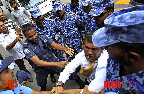 【말레=AP/뉴시스】인도양의 휴양지 소국 몰디브의 수도에서 23일 민주선거로 뽑힌 첫 대통령이었다가 축출됐던 야당 지도자 모하메드 나쉬드가 재판정으로 강제 이송되려 하자 경찰들과 몸싸움을 벌이며 기자들에게 말을 하려고 애쓰고 있다. 그는 전날 독재 성향이 강한 현 정부에 의해 대통령 재직시 고위 법관을 체포하도록 한 데 대해 재판을 받으라며 긴급 체포됐다. 나쉬드는 축출 후 실시된 대통령선거 1차 투표에서 선두를 차지했으나 결선에서 반민주 세력의 연합으로 패했다. 2015. 2. 23