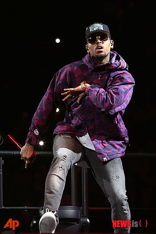 【뉴욕=AP/뉴시스】24일(현지시간) 유명 래퍼 크리스 브라운이 캐나다 입국을 거절당해 콘서트 계획이 취소됐다. 사진은 지난 16일 브라운디 뉴욕 바클레이스센터에서 브라운이 공연을 하고 있는 모습. 2015.02.25