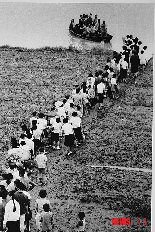 【서울=뉴시스】양남동 배타고 학교 통학(1968)&nbsp; (사진 = 서울역사박물관 제공)&nbsp; photo@newsis.com