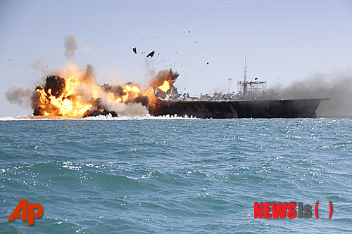 【테헤란=AP/뉴시스】이란 최정예 혁명수비대가 페르시아만에서 곧 대규모 훈련을 벌인다고 1일(현지시간) CNN이 보도했다. 사진은 지난 2015년 2월 혁명수비대의 쾌속정들이 전략 요충지 페르시아만에서 대규모 해상훈련 중 미 항공모함 모형을 폭파하는 장면. 2018.08.02 