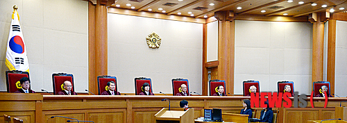 【서울=뉴시스】박주성 기자 = 박한철 헌법재판소장과 헌법재판관들이 26일 오후 서울 종로구 재동 헌법재판소 대심판정에 착석하고 있다.&nbsp;&nbsp;&nbsp; 헌법재판소는 이날 재판관 9명 가운데 7명이 위헌 의견을 밝혀 형법 241조 간통죄 처벌조항에 대한 위헌법률심판에서 위헌 결정을 내렸다. 2015.02.26.&nbsp;&nbsp;&nbsp; park7691@newsis.com&nbsp; 