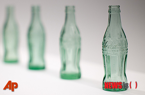  【애틀랜타(미 조지아주) =AP/뉴시스】코카콜라 사는 코카콜라 병 디자인 100주년을 맞아 28일부터 애틀랜타의 하이미술관에서 기념 행사를 갖는다. 이 행사에서는 그 동안 출시된 코카콜라 병 외에 이에 기초한 예술작품도 전시된다. 2015.2.27 