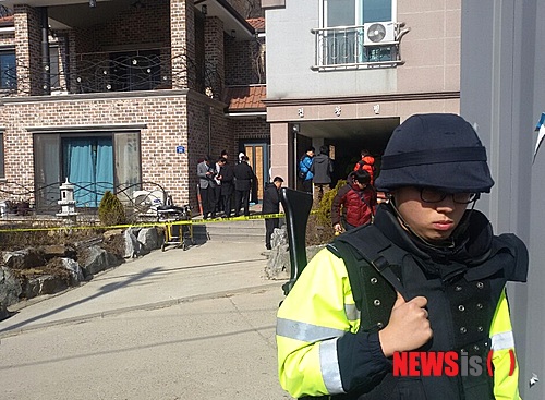 【화성=뉴시스】김기원 기자 = 27일 오전 9시37분께 경기 화성시 남양동 한 단독주택 2층에서 전모(75)씨가 형(86)과 형수 백모(84)씨, 신고를 받고 출동한 남양파출소장 이모(43)씨 등 3명에게 엽총을 쐈다.&nbsp; 이 사고로 전씨를 포함, 4명이 숨졌다.&nbsp; 경찰은 전씨가 형 부부 등에게 쏜을 쏜뒤 자살한 것으로 보고 정확한 경위를 조사하고 있다. 2015.02.27.&nbsp; kkw517@newsis.com