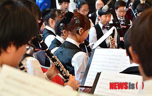 【서울=뉴시스】고승민 기자 = 27일 오후 서울 파이낸스센터 1층 로비에서 청각단체 후원단체 '사랑의 달팽이'와 지구촌합창단 주관으로 열린 '마음으로 소통하는 행복연주회'에서 '사랑의 달팽이 클라리넷 앙상블' 소속 어린이들이 클라리넷 연주를 선보이고 있다. 사랑의 달팽이 클라리넷 앙상블은 세계 최초 청각장애 연주단으로, 인공달팽이관 수술을 통해 소리를 찾은 아이들로 구성돼 있다. 지구촌합창단은 다문화 의식 고양을 목적으로 안산시에서 운영하는 청소년 합창단이다. 2015.02.27.&nbsp; kkssmm99@newsis.com