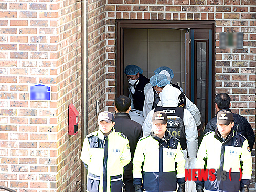 【화성=뉴시스】강종민 기자 = 27일 오후 경기 화성 남양동 한 주택에서 발생한 엽총 난사로 숨진 사망자들의 시신이 경찰에 의해 수습되고 있다. 이날 오전 전모(75)씨는 형(86)과 형수 백모(84)씨, 신고를 받고 출동한 이모(43) 남양파출소장 등 3명을 살해한 뒤 자살했다. 2015.02.27&nbsp; ppkjm@newsis.com 