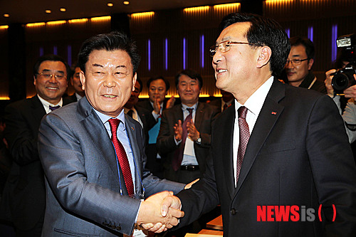 【서울=뉴시스】27일 서울 영등포구 중소기업중앙회에서 열린 '제25대 중소기업중앙회장 선거'에 당선된 박성택(왼쪽 두번째) 신임 회장이 김기문 전 중기중앙회장과 악수를 하고 있다. 2015.02.27. (뉴시스 DB) photo@newsis.com&nbsp; 