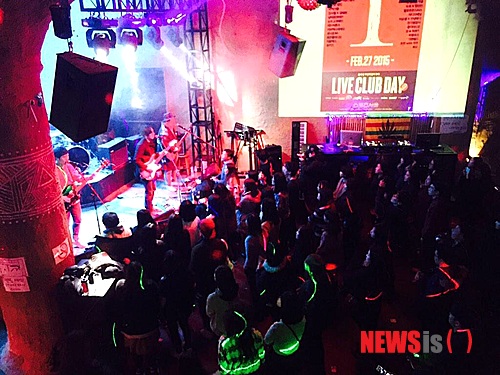 【서울=뉴시스】인디밴드 '로큰롤라디오'가 27일 밤 홍대 앞 클럽 프리버드에서 4년 만에 부활한 '라이브 클럽데이'의 하나로 공연하고 있다.(사진='라이브 클럽데이' 트위터)
