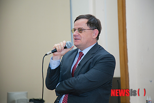 【뉴욕=뉴시스】노창현 특파원 = '북한전문가‘ 안드레이 란코프 국민대교수가 27일 모스크바 국립인문대에서 '우리가 알고 있는 북한정보의 출처는?'이라는 주제로 강연을 했다. 란코프 교수는 