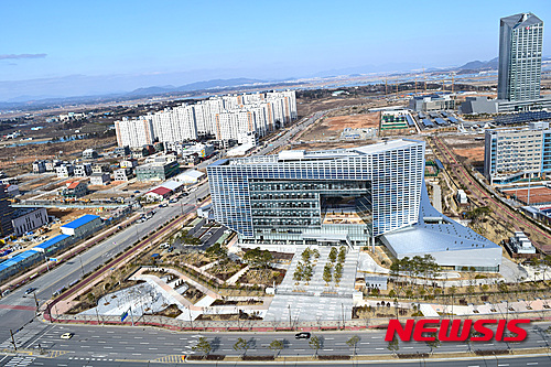 【나주=뉴시스】이창우 기자 = 전남 나주시는 오는 13일 오후 2시 나주 빛가람동 농식품공무원교육원 대강당에서 '혁신도시 시즌2'를 주제로 시민토론회를 연다고 10일 밝혔다.&nbsp;&nbsp;&nbsp;&nbsp;&nbsp; 사진은 하늘에서 바라본 나주혁신도시 전력거래소 신사옥 전경.&nbsp; 2017.07.10 (사진=뉴시스DB)&nbsp; lcw@newsis.com