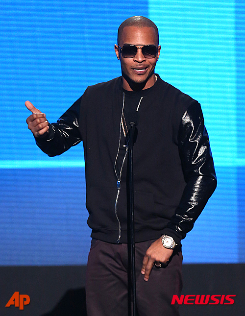 【로스앤젤레스=AP/뉴시스】지난 2014년 11월23일 자료사진으로 미국 유명 래퍼 티아이가 로스앤젤레스에 있는 노키아 극장에서 열린 42회 아메리칸 뮤직 어워드에서 이기 아잘레아와 찰리 XCX의 공연을 소개하고 있다. 미국 유명 래퍼 티아이가 여성이 너무 감성적이라 대통령이 될 수 없다고 주장해 논란을 일으켰다고 CNN이 13일(현지시간) 보도했다. 2015.10.14 