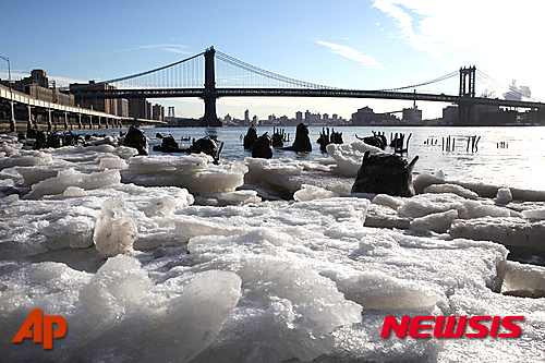 【뉴욕=AP/뉴시스】기록적인 한파를 기록한 지난 2월 꽁꽁 얼어붙은 뉴욕시 이스트강 뒤편에 맨해튼 다리가 보이고 있다. 영국 노섬브리아 대학 연구진들은 15년 후인 2030년 지구에 소(小)빙하기가 찾아올 것이라고 예측했다. 이것은 태양 활동의 감소로 인한 것이라고 연구진들은 밝혔다. 2015.07.15.