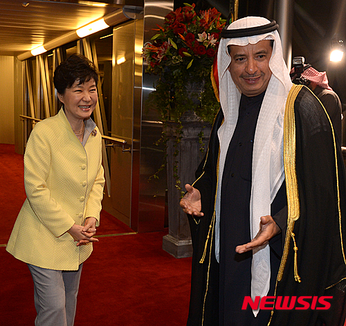 【쿠웨이트=뉴시스】박주성 기자 = 박근혜 대통령이 1일(현지시간) 오후 중동 4개국 첫 순방지인 쿠웨이트 국제공항에 도착해 알-이브라힘 왕실부 국왕자문관의 영접을 받고 있다. 2015.03.01. park7691@newsis.com