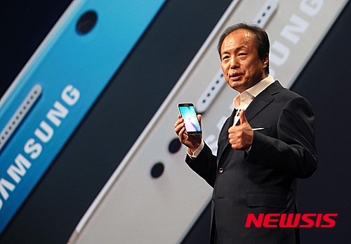 【서울=뉴시스】삼성전자가 1일(현지시간) 스페인 바르셀로나 컨벤션센터(CCIB)에서 '삼성 갤럭시 언팩 2015'를 개최하고, 전략 스마트폰 '갤럭시S6'와 '갤럭시 S6 엣지'를 공개한 가운데 삼성전자 IM부문 신종균 대표가 제품을 소개하고 있다.&nbsp; '갤럭시S6'와 '갤럭시 S6 엣지'는 메탈과 글래스가 완벽한 조화를 이루어 아름다운 디자인을 완성한 동시에 최고 사양의 최첨단 기술을 대거 탑재해 가장 강력한 성능을 제공한다. 2015.03.02. (사진=삼성전자 제공)&nbsp; photo@newsis.com