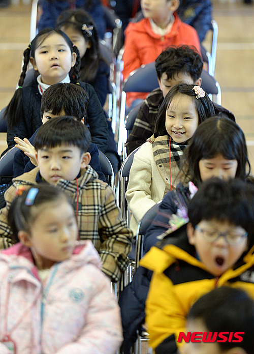 【서울뉴시스】고범준 기자 = 2일 오전 서울 동작구 흑석초등학교에서 열린 입학식에서 1학년 신입생들이 학교장의 환영사를 듣고 있다. 2015.03.02.&nbsp; bjko@newsis.com