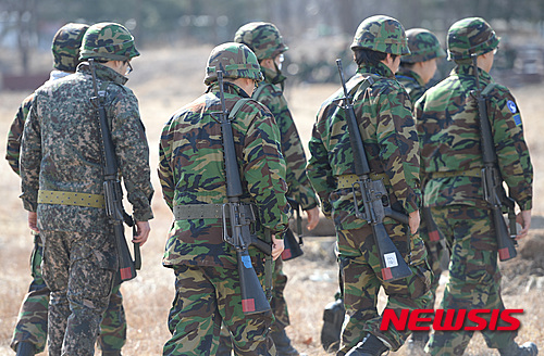 【고양=뉴시스】조수정 기자 = 2015년 첫 예비군훈련이 진행된 2일 오전 경기 고양시 일산서구 대화동 일산예비군훈련장에서 예비군들이 M16소총을 들고 훈련을 하고 있다. 국방부는 2015년 예비군훈련에서부터는 칼빈과 M16 소총 중 M16만 사용, 현대화된 장비로 전투력 발휘 및 작전수행능력을 향상시키겠다고 밝혔다. 또 10명~20명 단위의 조별로 자율적 교장 이동 후 훈련 및 평가를 받아 성과 중심의 실전적 훈련을 진행, 전 과제 합격 조부터 조기 퇴소할 수 있도록 하며 입소시간 이후 도착자는 입소 불가 조치, 휴일 예비군 훈련 편의 확대 등 종전의 예비군훈련에서 많은 부분을 개선했다고 전했다. 2015.03.02. chocrystal@newsis.com