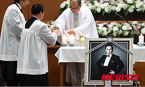 【서울=뉴시스】박성환 기자 = 고(故) 신해철씨의 '의료사고' 의혹을 수사 중인 경찰이 신씨의 장협착 수술을 집도한 병원장의 의료과실로 신씨가 숨진 것으로 결론지었다.&nbsp;&nbsp; 서울 송파경찰서는 S병원 강모(45) 원장에 대해 업무상 과실 치사 혐의를 적용해 검찰에 기소 의견으로 송치한다고 3일 밝혔다.&nbsp; 사진은 지난해 11월31일 송파구 풍납동 서울아산병원 장례식장에서 엄수된 신해철씨의 영결식 모습. 2015.3.3&nbsp; sky0322@newsis.com 