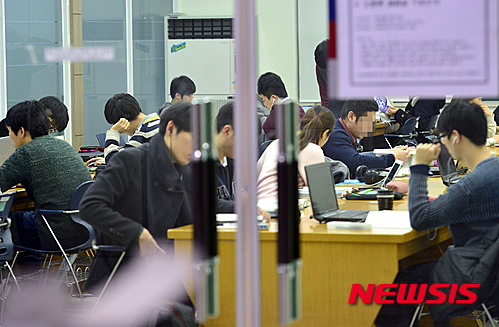 【서울=뉴시스】최동준 기자 = 대부분의 대학가가 개강한 3일 서울의 한 대학교 도서관에서 학생들이 공부를 하고 있다. 2015.03.03.&nbsp; photocdj@newsis.com